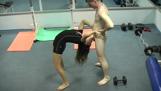 Пластичная Ленка ебется с инструктором в фитнес зале