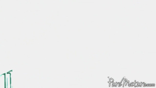 Парень ласкает и трахает грудастую женщину в кресле